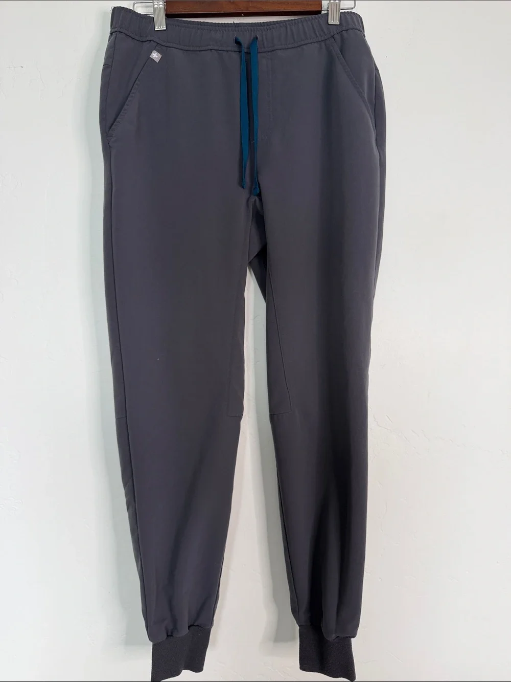 FIGS Leon Scrub Top Tansen Jogger Set Charcoal Gray Men’s Small - Picture 4 of 8